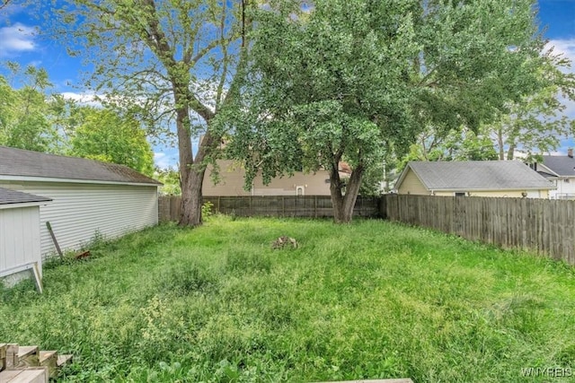 709 87th St, Niagara Falls, NY 14304 - view of fenced backyard