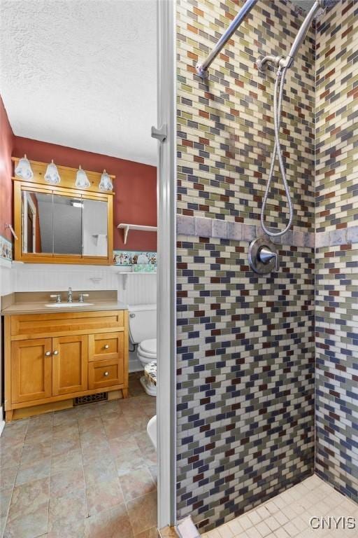 500 Glenwood Ave, Syracuse, NY 13207 - bathroom featuring a stall shower, vanity, and a textured ceiling