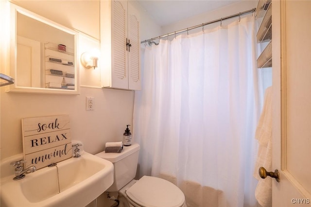 810 Franklin St, Skaneateles, NY 13152 - bathroom featuring toilet and curtained shower