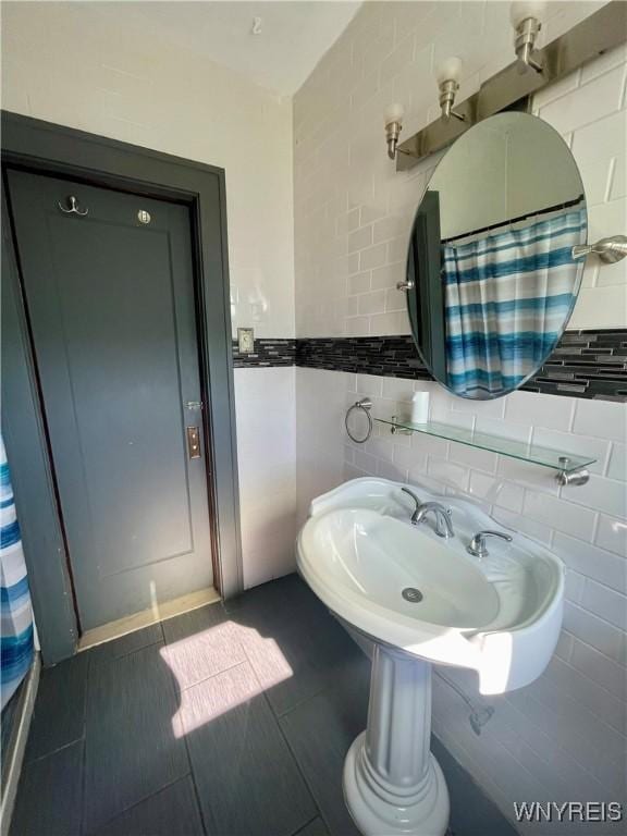2010 Niagara St, Niagara Falls, NY 14303 - bathroom with tile walls and tasteful backsplash