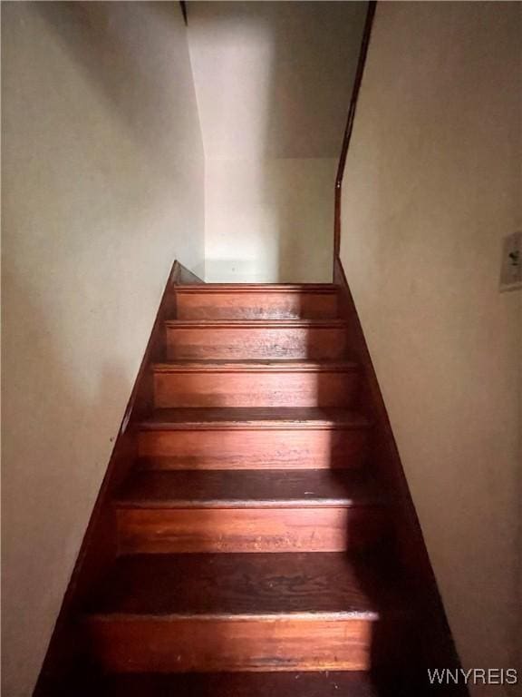 2010 Niagara St, Niagara Falls, NY 14303 - view of stairs