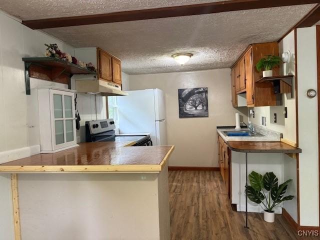 1086 Sweatman Ave, Oneida-Inside, NY 13421 - kitchen featuring under cabinet range hood, electric stove, a peninsula, brown cabinetry, and wood finished floors