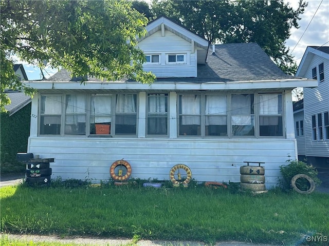 522 Craig St, Syracuse, NY 13208 - bungalow-style home with roof with shingles, a sunroom, and a front lawn
