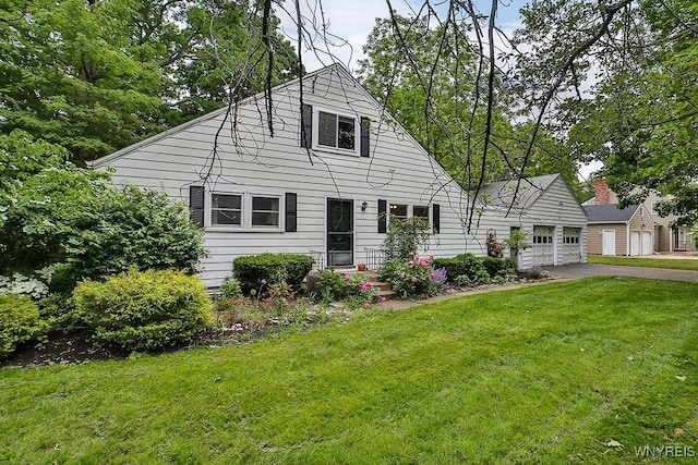 425 Tryon Dr, Lewiston, NY 14092 - view of front facade featuring a front lawn and asphalt driveway