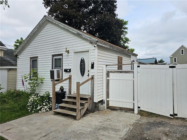 6 Bryant St, Utica, NY 13502 - view of front of property featuring entry steps