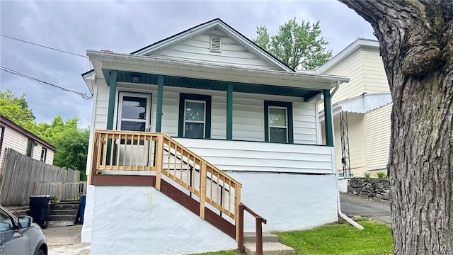 318 Boyden St, Syracuse, NY 13203 - view of front facade with a porch