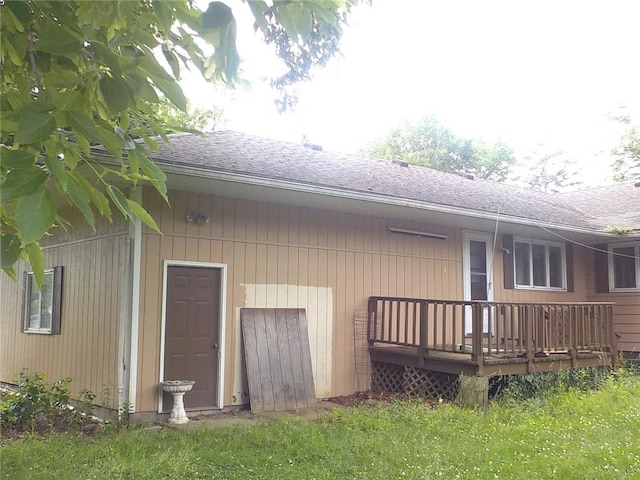 6 Newport Rd, Irondequoit, NY 14622 - back of property featuring a deck and roof with shingles