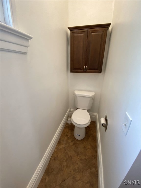 409 W 1st St S, Fulton, NY 13069 - bathroom featuring baseboards and toilet