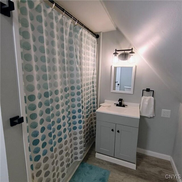 504 Breman Ave, Salina, NY 13211 - full bath featuring wood finished floors, vanity, and curtained shower