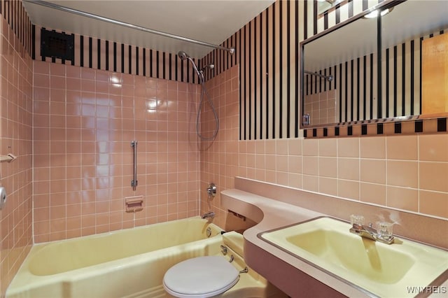 1088 Delaware Ave Unit 9I, Buffalo, NY 14209 - full bath with shower / bath combination, tile walls, vanity, and decorative backsplash
