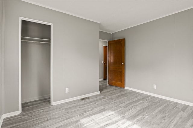 213 Auburn Ave, Gates, NY 14606 - unfurnished bedroom with light wood finished floors, ornamental molding, and a closet