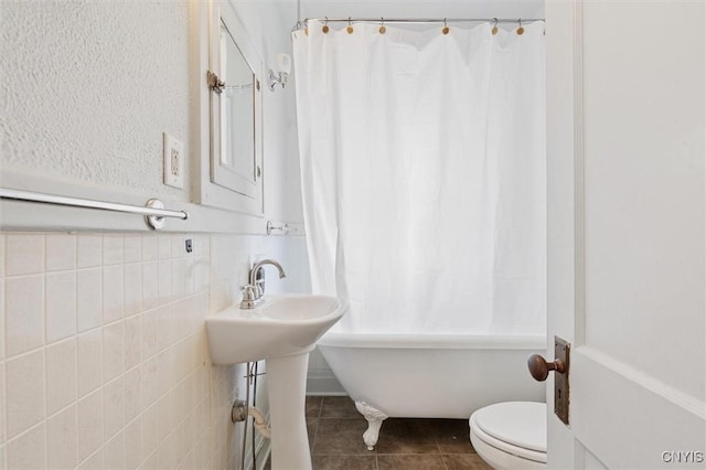 344 S Collingwood Ave, Syracuse, NY 13206 - bathroom featuring tile patterned floors and shower / bathtub combination with curtain