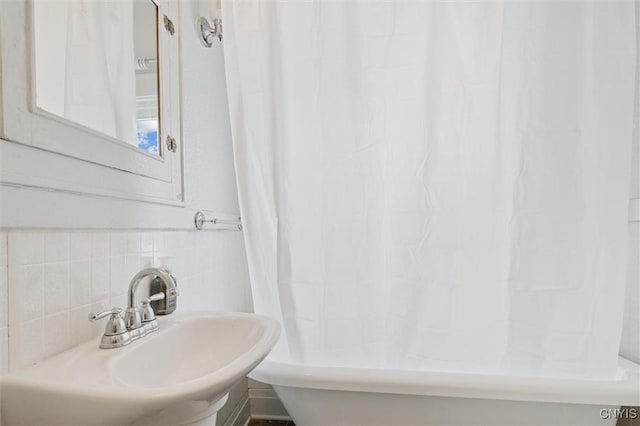 344 S Collingwood Ave, Syracuse, NY 13206 - bathroom featuring a bathtub, backsplash, and a shower with shower curtain