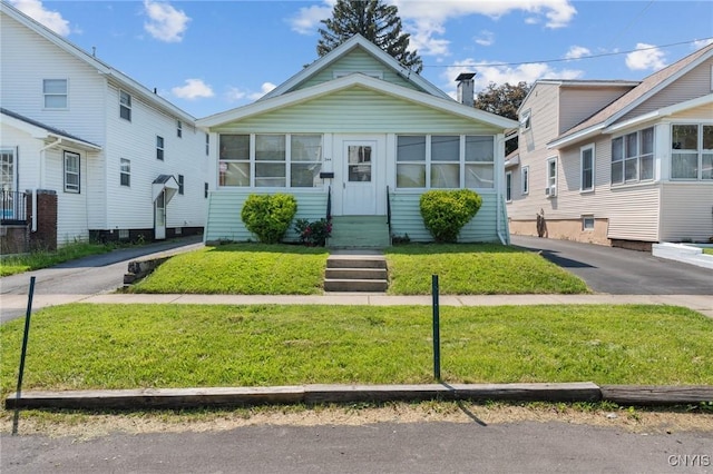 344 S Collingwood Ave, Syracuse, NY 13206 - view of front facade featuring a front yard and entry steps