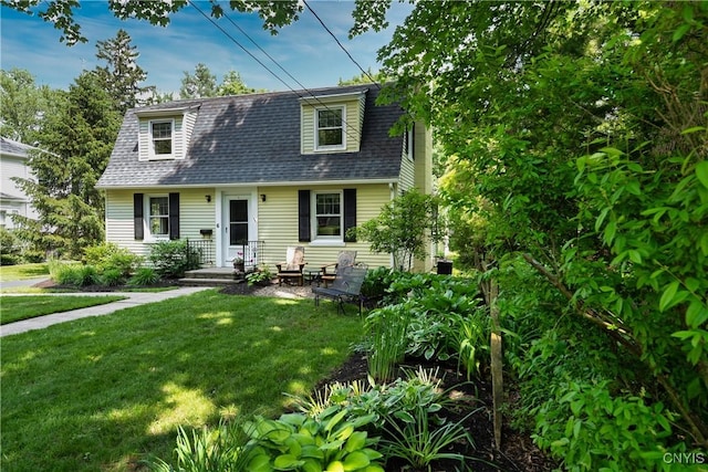 6 Orchard Rd, Skaneateles, NY 13152 - colonial inspired home with a front yard and a shingled roof