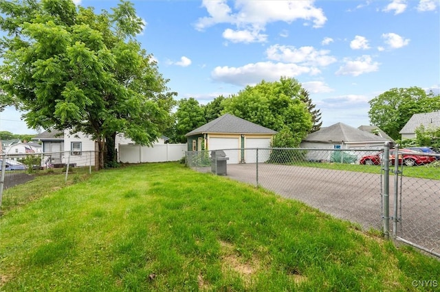 606 Tompkins St, Syracuse, NY 13204 - view of yard with a garage
