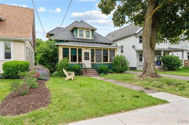 606 Tompkins St, Syracuse, NY 13204 - bungalow-style home featuring a front lawn and roof with shingles