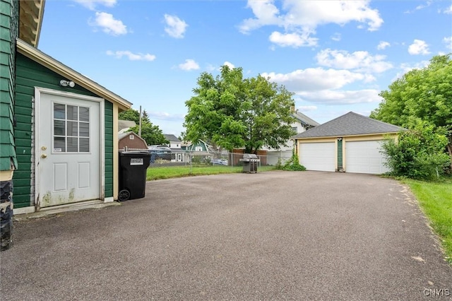 606 Tompkins St, Syracuse, NY 13204 - view of detached garage