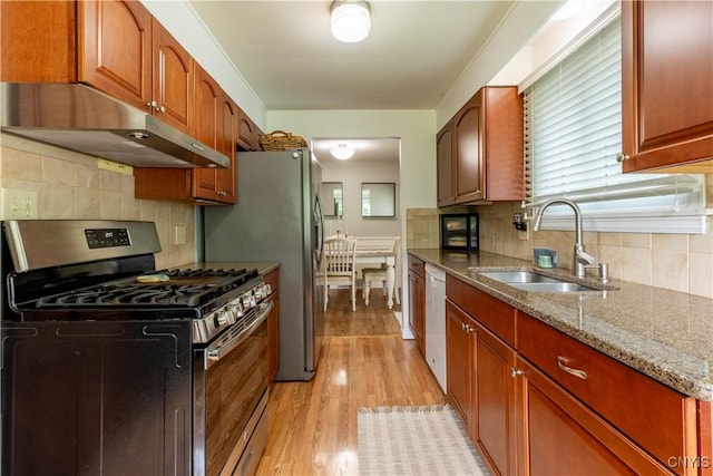 368 Northfield Way, Camillus, NY 13031 - kitchen with stainless steel gas range, under cabinet range hood, light wood-type flooring, backsplash, and stone countertops