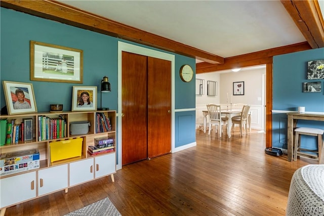 368 Northfield Way, Camillus, NY 13031 - living area featuring beam ceiling and wood-type flooring