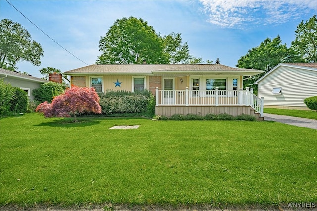 18 Eisenhower Dr, Lockport-City, NY 14094 - view of front facade with covered porch and a front lawn