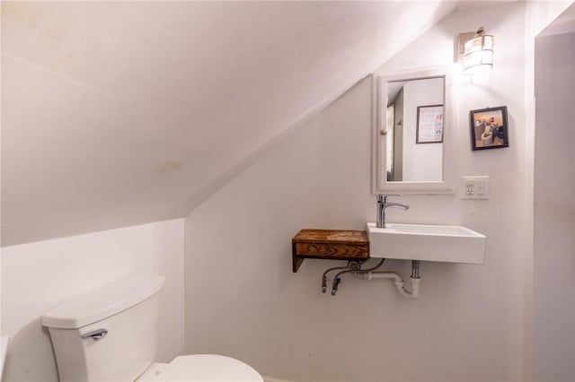 434 Crossfield Rd, Irondequoit, NY 14609 - bathroom featuring toilet and vaulted ceiling