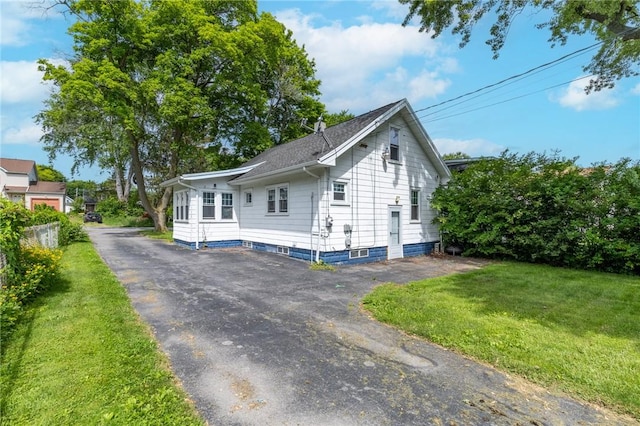 434 Crossfield Rd, Irondequoit, NY 14609 - view of front of home with a front yard and driveway
