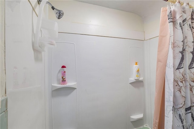 1004 19th St, Niagara Falls, NY 14301 - bathroom featuring a shower with shower curtain