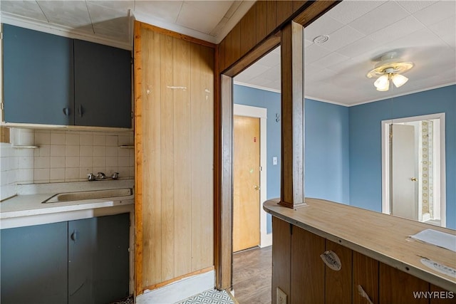 2511 Pine Ave, Niagara Falls, NY 14301 - kitchen with crown molding, decorative backsplash, light countertops, light wood-style flooring, and a ceiling fan