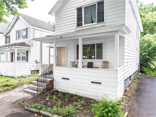 209 Lakeview Ave, Syracuse, NY 13204 - american foursquare style home featuring a porch