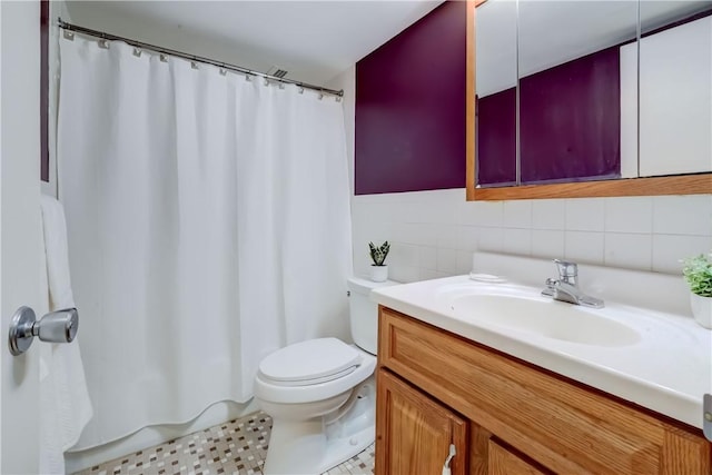 1400 E Ave Unit Un609, Rochester, NY 14610 - full bath featuring vanity, curtained shower, and tile walls