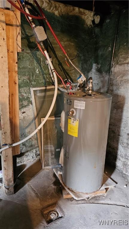 726 S Main St, Shelby, NY 14103 - utilities featuring water heater