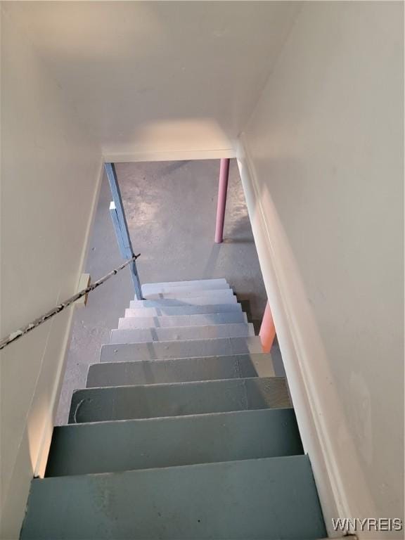 2255 Ontario Ave, Niagara Falls, NY 14305 - view of stairs