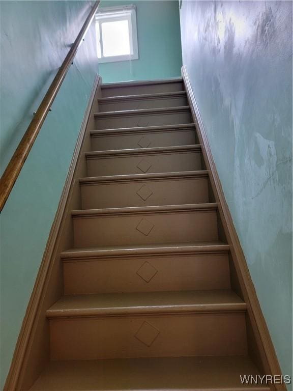 2255 Ontario Ave, Niagara Falls, NY 14305 - view of stairway