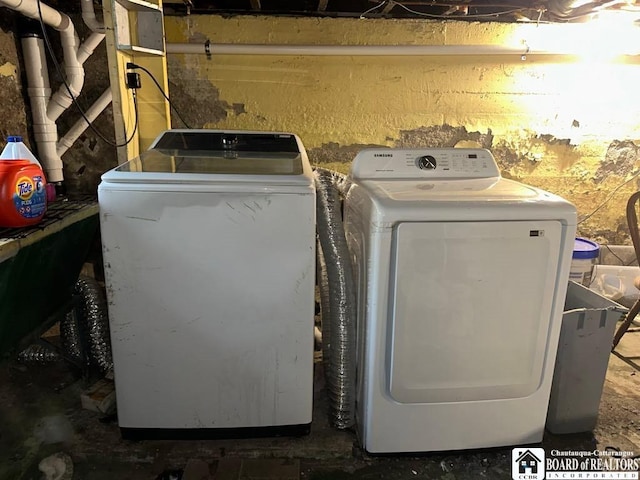12 Juliet St, Jamestown, NY 14701 - laundry area featuring washing machine and clothes dryer