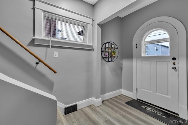 549 15th St, Niagara Falls, NY 14301 - foyer with wood finished floors and baseboards