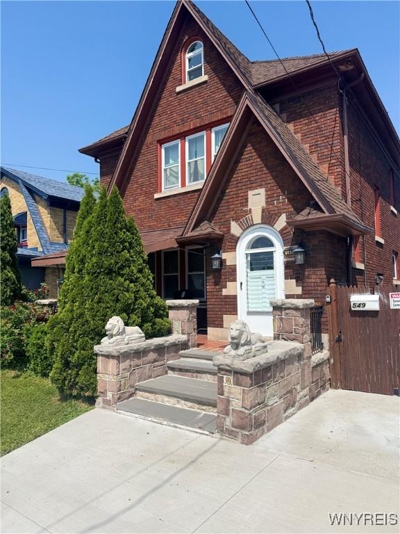 549 15th St, Niagara Falls, NY 14301 - english style home with brick siding