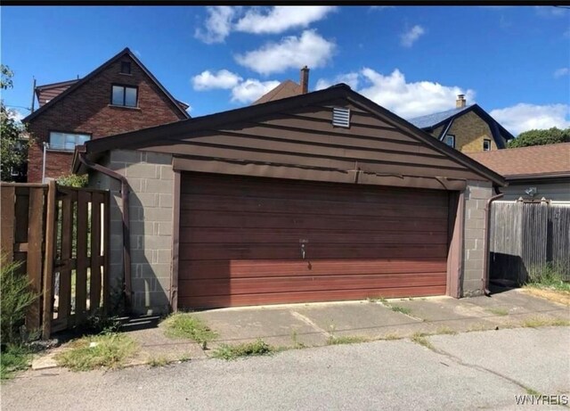549 15th St, Niagara Falls, NY 14301 - garage featuring driveway