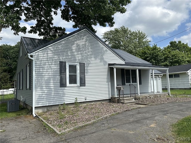 504 Allen Rd, Clay, NY 13212 - bungalow-style house featuring covered porch