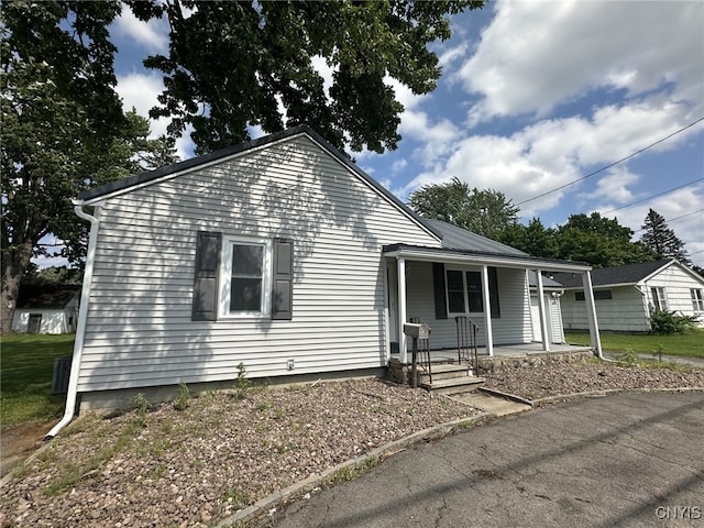 504 Allen Rd, Clay, NY 13212 - bungalow-style house featuring a porch