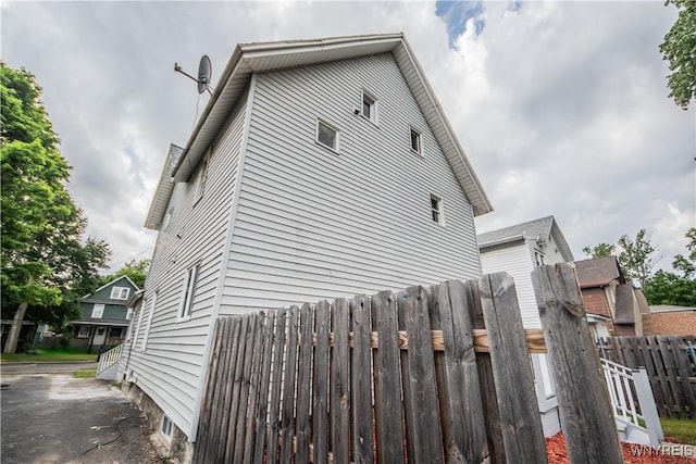 187 Lock St, Lockport-City, NY 14094 - view of side of property