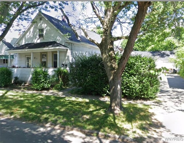 32 5th Ave, North Tonawanda, NY 14120 - view of front facade with a front yard
