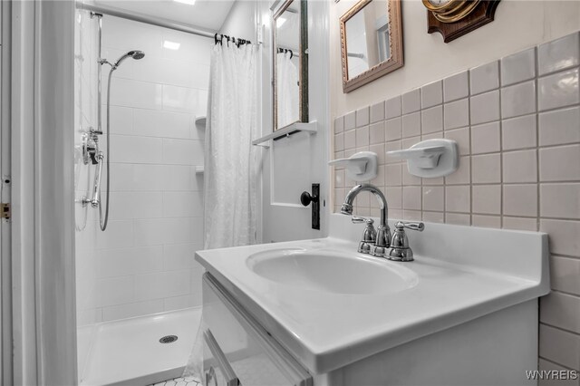 87 Pasadena Pl, Amherst, NY 14221 - full bath featuring tiled shower, vanity, and tile walls