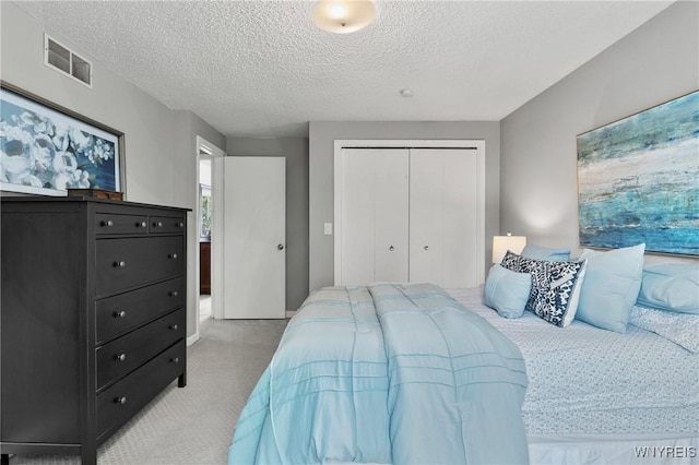 13 Thames Ct, Amherst, NY 14221 - bedroom with light colored carpet, a closet, and a textured ceiling