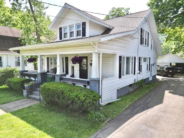 109 Oakwood Ave, Elmira, NY 14903 - view of front facade with a porch