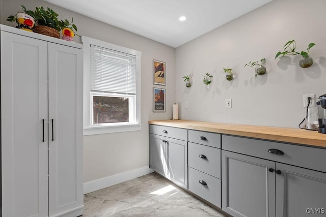 133 Bryant Ave, Syracuse, NY 13204 - bar area with light marble finish flooring and recessed lighting