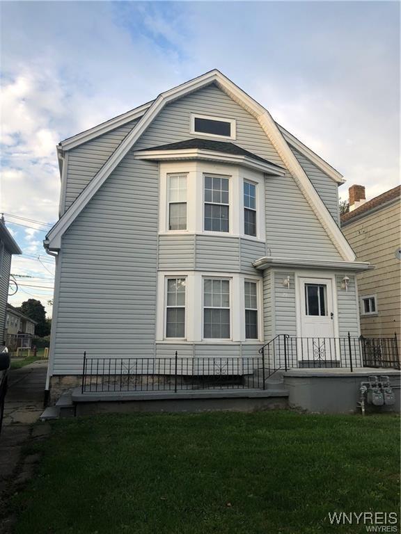 29 Avery Ave, Buffalo, NY 14216 - back of property with a yard and a gambrel roof
