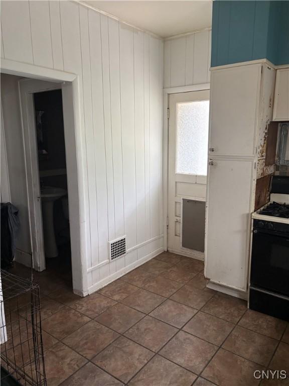 1905 S Geddes St, Syracuse, NY 13207 - kitchen with gas range