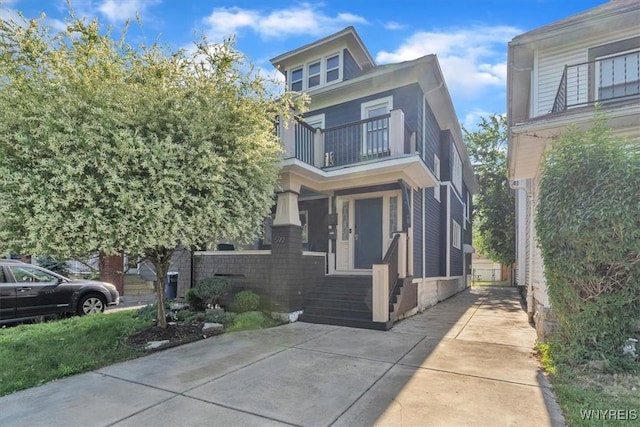 592 Parkside Ave, Buffalo, NY 14216 - american foursquare style home featuring a balcony