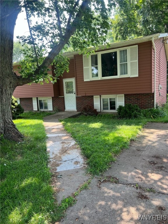 3980 Ridgelea Dr, Newfane, NY 14094 - split foyer home with a front yard
